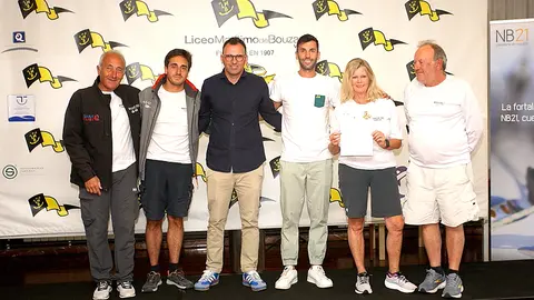 Víctor García de NB21 con la tripulación del Magical.