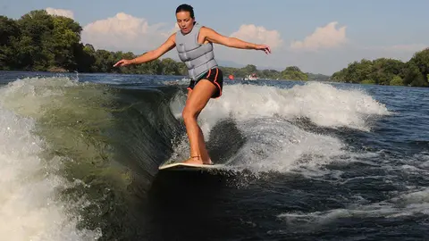 La portuguesa Tara Yara vencedora de wakesurf femenino en Tui. JACOBO PEREIRA.