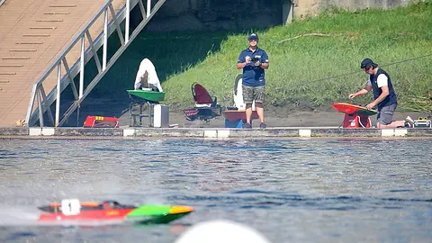 Pilotos y lancha. JUAN CABALLERO.
