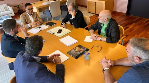 El conselleiro de Emprego, Comercio e Emigración, José González, se reunió con el alcalde de A Guarda, Roberto José Álvarez Carrero.