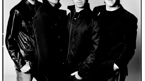 Oasis encapsula el glamour, el sueño, el drama, la actitud y la emoción de lo que es ser una estrella del rock 'n' roll mejor que cualquiera de los innumerables actos que han seguido su estela.