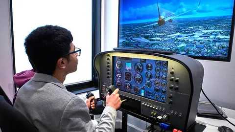 Con simuladores de vuelo de última generación, la Aula Newton en Galicia ofrece a los jóvenes una experiencia educativa única, combinando la teoría con la práctica para despertar su interés por las carreras STEM.
