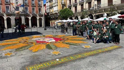 Todos los alfombristas que colaboraron en la confección de la alfombra.