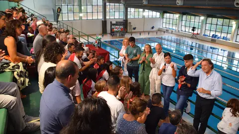Mos recibe a Juan Ferrón, flamante portador dun Diploma Olímpico.