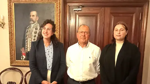 Miriam Elena Cortés fue presentada por Sara Carreño López, también profesora ayudante doctora de Historia del Arte de la USC, en una mesa que encabezó el presidente de la Real Sociedad Económica compostelana, Francisco Loimil Garrido.