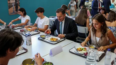 Primeiro-Ministro Luís Montenegro almoça com alunos na cantina da Escola Alves Martins, Viseu.