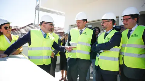 Primeiro-Ministro Luís Montenegro e Ministros Manuel Castro Almeida e Miguel Pinto Luz visitam habitações públicas em construção, Alcanena.