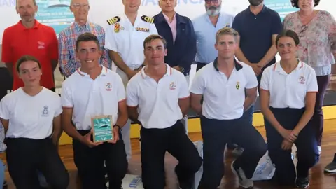 La tripulación vencedora de la Escuela Naval Militar con las autoridades. MOEBIUS.