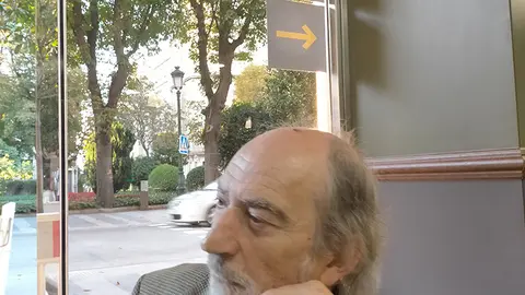 Moncho nunha terraza da Praza de Compostela, en Vigo.