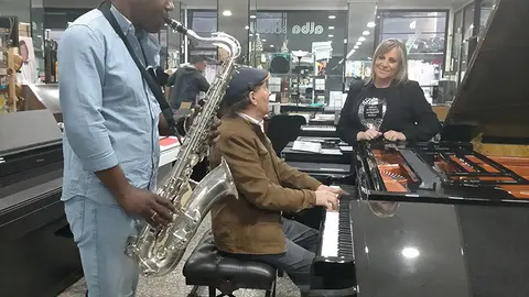 Leonardo Kindelan, músico cubano radicado en Galicia, fusionando su pasión por el jazz y la música popular con su talento internacional en la orquesta Los Satélites,