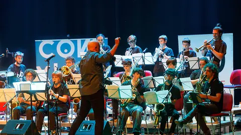 el II Encontro Conexións que dirige artísticamente Joan Chamorro y trae de nuevo a Vigo a la Dixie Band de Sant Andreu, a Edu Ferrer con un tributo a Frank Sinatra.
