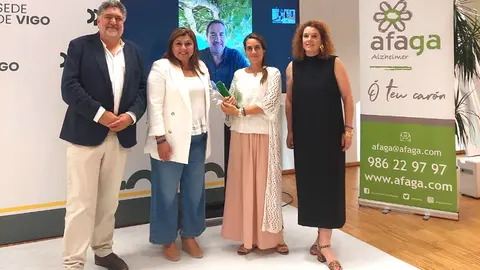 Sandra Bastos entrega el premio relato corto Afaga.