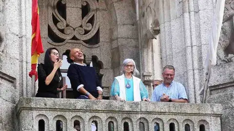 La centenaria Juana da Cruz compartió con los vecinos su pasión por la costura y su profundo cariño por el pueblo.