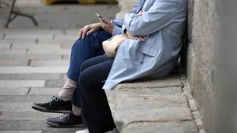 El uso de internet entre los gallegos mayores de 65 años ha aumentado un 10% en el último año, con más de 54.300 personas incorporándose al mundo digital.