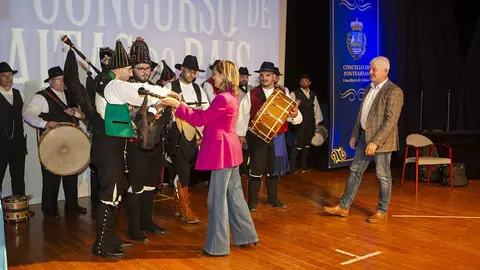 El grupo Redemuíños recibiendo el premio de manos de la alcaldesa, Nava Castro.