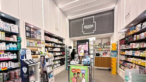 La  farmacia comunitaria, clave en la atención sanitaria primaria, enfrenta desafíos como la escasez de medicamentos y la competencia con grandes plataformas online.