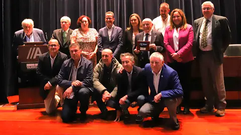 Fernando Navarrete ya como Comodoro de Honor de la Semana Abanca con el Comité Organizador y las autoridades. MOEBIUS