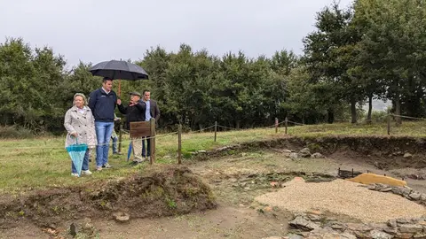 El conselleiro de Cultura, Lingua e Xuventude visitó el Castro de Doade, en Lalín, uno de los enclaves incluidos en las actuaciones del 2024 del Gobierno gallego.
