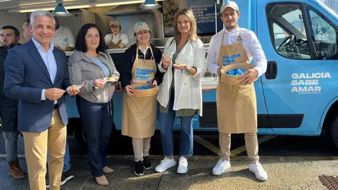 La delegada de la Xunta, Belén do Campo visitó la foodtruck de la campaña a su paso por A Coruña.