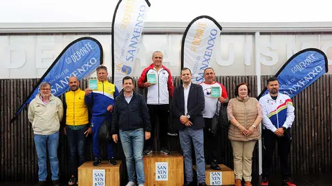 2024-10-06 El podio del medallero, Kayak Vigo (oro), Piragüismo Cambados (plata) y Cabanas de La Coruña (bronce), que estuvo acompañado por una lluvia torrencial. MOEBIUS.