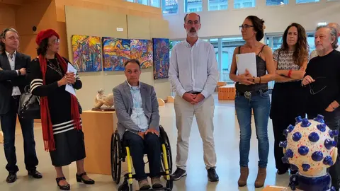 17 artistas gallegos y portugueses unen sus talentos en la exposición "Eje Atlántico" en Baiona, creando un puente cultural entre ambas regiones.