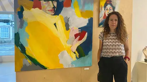 Carla Viso con su obra.