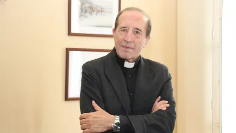D. Ángel Marzoa en la casa rectoral de la parroquia de San Miguel de Ponteareas. ROBERTO LEDO.