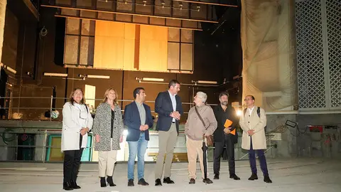 El conselleiro de Cultura, Lengua y Juventud y el presidente de la Diputación de Pontevedra visitaron el interior del emblemático inmueble vigués adquirido en verano con César Portela.