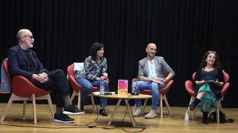 ●	A escritora muxiá estivo acompaña polo alcalde, Alejandro Lorenzo, o director de edicións da Editorial Galaxia, Marcos Calveiro, e a profesora do IES Ribeira do Louro, Raquel Castro.