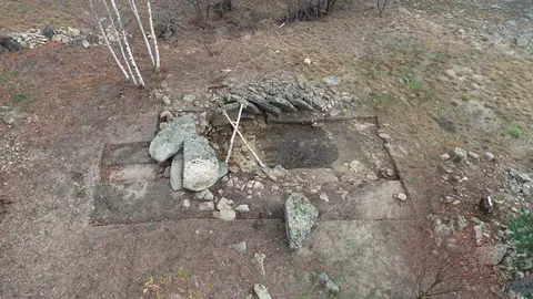 Los trabajos que se iniciaron esta semana pretenden recuperar y poner en valor el patrimonio megalítico del embalse del Salas.