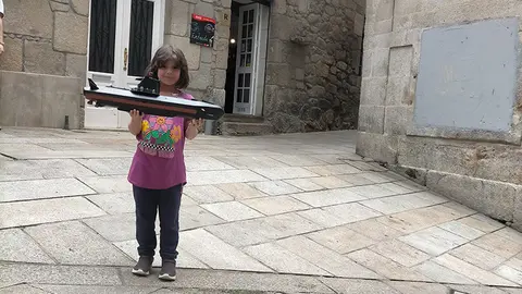 Xiomara Torres  e a maqueta do submariño,  no Camiño portugués.