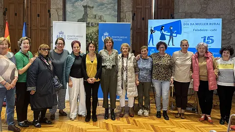 La alcaldesa Nava Castro con las mujeres rurales.