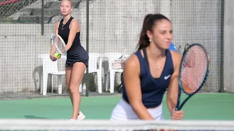 En el enfoque, la rusa Pozarenko con la española Marina Gatell.