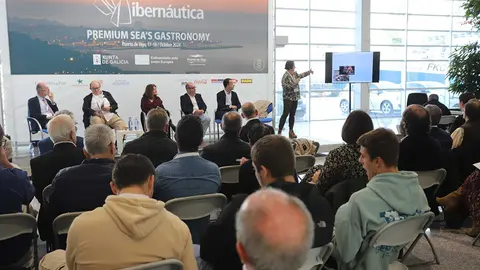 El alcalde de Baiona Jesús Vázquez Almunia moderó la Mesa 2 dedicada a las algas y el marisqueo. MOEBIUS.