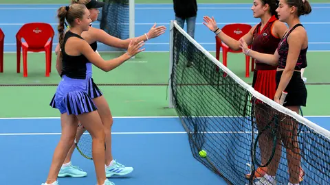 Las Kovackova saludan Buchnik y Yaneva.