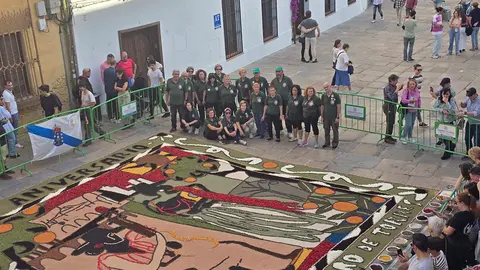 La alfombra confeccionada en Córdoba y los alfombristas ponteareanos.