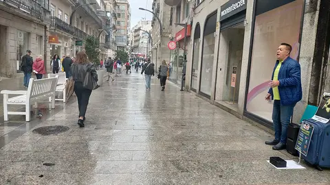 Fausto recibe con música a los cruceristas que desembarcan en Vigo.