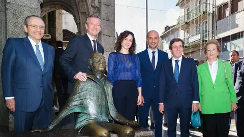 El presidente del Gobierno gallego asiste a unas jornadas por el 150º aniversario del nacimiento del arquitecto acompañado de la presidenta de la Comunidad de Madrid, Isabel Ayuso, y del alcalde madrileño, Almeida.