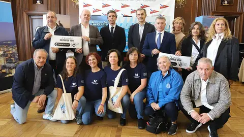 Autoridades y Organización con componentes del Bolboreta y Auga de La Coruña. MOEBIUS.