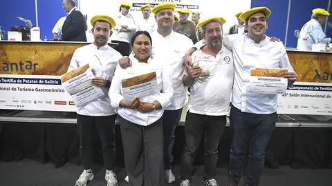 Ramón Rodríguez, de Restaurante O Cabo en A Coruña, gana el 1º Campeonato de Tortilla de Patatas de Galicia, celebrado hoy en Xantar.