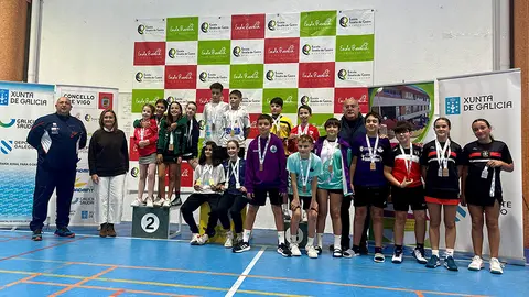 Luisa Sánchez celebra el ascenso del Club Rosalía de Castro en el Campeonato Gallego de Bádminton.