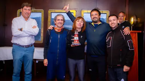 Tripulación del 'Vagalume' ganador absoluto y de la Clase 1, recibiendo su trofeo.