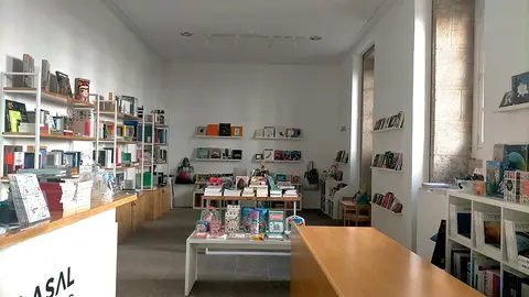 Las obras, vinculadas a las exposiciones recientes, permiten al público disfrutar de una experiencia más completa y enriquecedora.