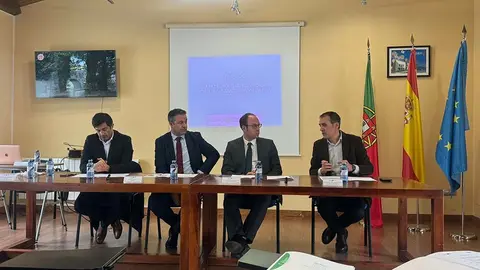 O alcalde de Tui, Enrique Cabaleiro, participou neste acto xunto aos mandatarios dos outros catro municipios.