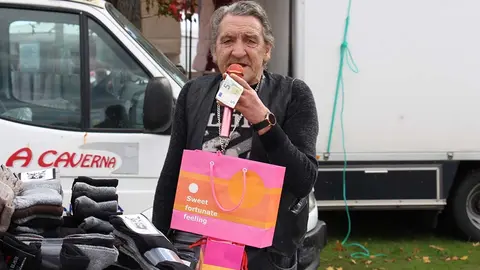 El veterano feriante se hacía oír a golpe de micrófono y alta voz.