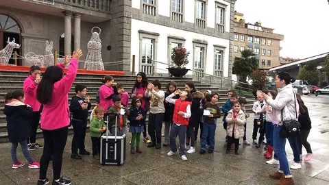 Una despedida de Año adaptada a los más pequeños que participaban en el campamento de conciliación en la plaza del Concello. ARCHIVO.