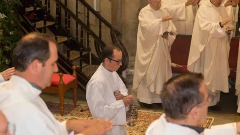 Acolito con el incensario, durante una eucaristía en la catedral de Tui.