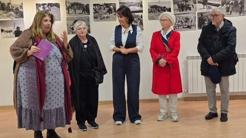 Mercedes Vázquez Saavedra, Mestra da Memoria, preséntanos en Bandeira un tesouro etnográfico a través da súa lente, capturando a esencia do traballo no campo galego.