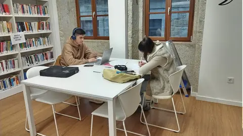 Estudantes Biblioteca Municipal de Salvaterra de Miño.