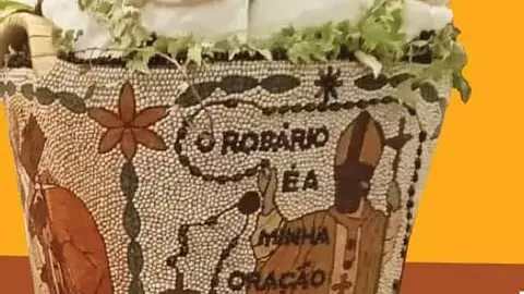 A exposição 'Tradições Festivas', apresentando cestos e quadros de Cabaços que celebram a fé e as tradições rurais.